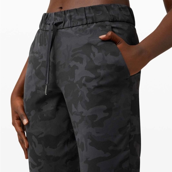 NWT Lululemon On the fly crops - Picture 2 of 4